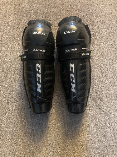 Used CCM 11" Tacks 9550 Shin Pads