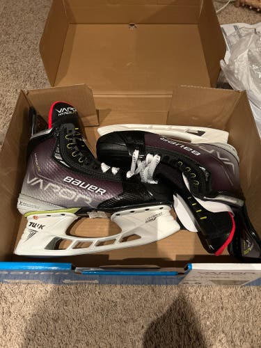 New Bauer Extra Wide Width 6.5 Vapor Hyperlite Hockey Skates