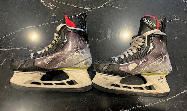 Used Intermediate Bauer Vapor Hyperlite Hockey Skates Regular Width Size 5.5 with PULSE TI blades.