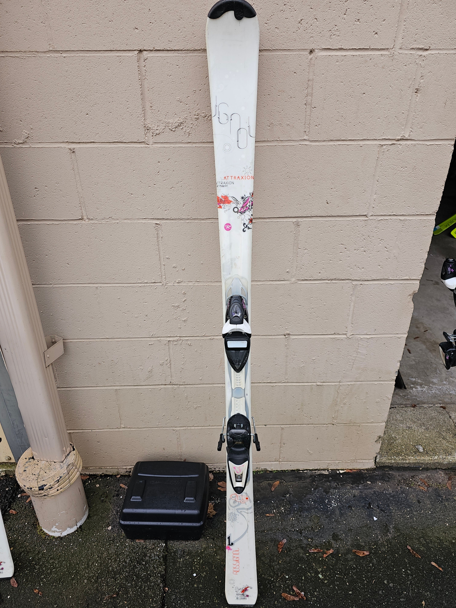 Used 2010 Rossignol 162 cm All Mountain Attraxion Skis With Bindings Max Din 10