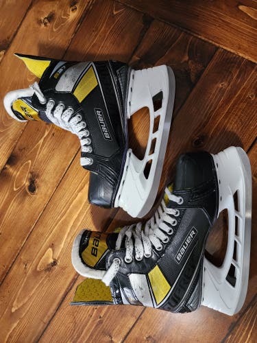 Used Intermediate Bauer Supreme S37 Hockey Skates Regular Width 6