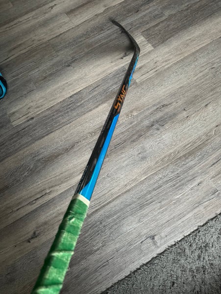 Senior Right Handed P28 Nexus Sync Hockey Stick