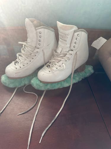 Used Jackson Ultima  Adult 5.5 Freestyle Figure Skates