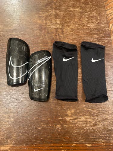 Unisex Small Nike Mercurial lite Shin Guards