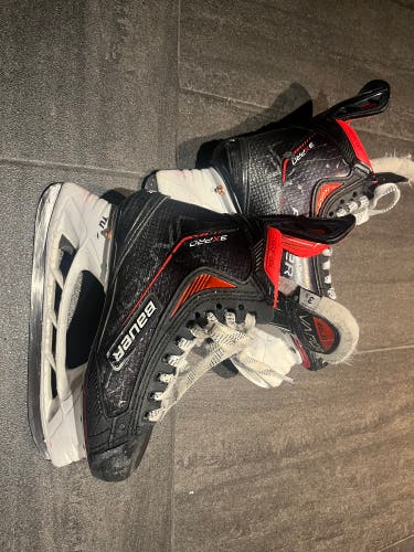 Junior Bauer Regular Width Size 3.5 Vapor 3X Pro Hockey Skates