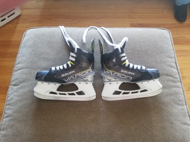 Intermediate Used Bauer Vapor 3X Hockey Skates Regular Width Size 3.5