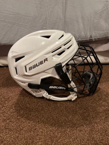 Used Medium Bauer Re-Akt 150 Helmet