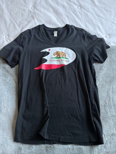Men’s Medium Anaheim Ducks-California Flag V-Neck T-Shirt
