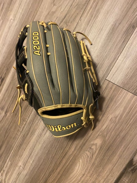 Wilson A2000 left hand throw outfield glove