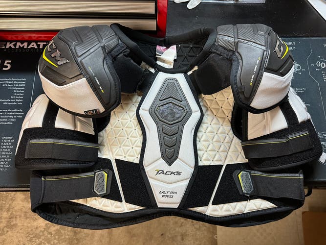 Ccm Ultra Tacks Pro Stock Shoulder Pads XL