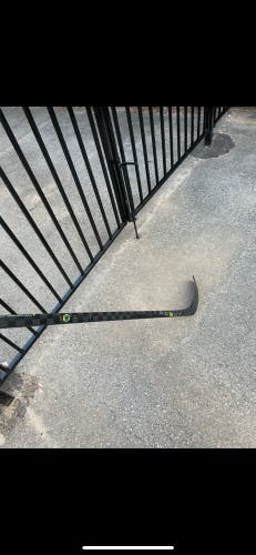 New Right Handed P28 Supreme 2S Pro Hockey Stick