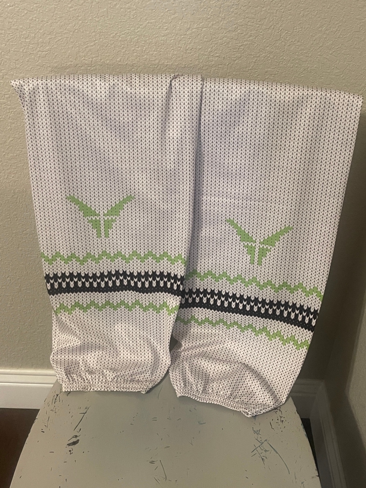 White New Large Verbero Socks