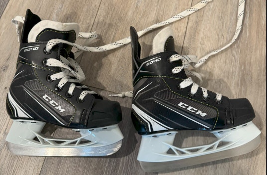 Used Youth CCM 9040 Hockey Skates 9