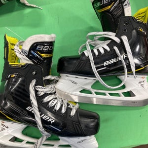 Used Senior Bauer Supreme M4 Hockey Skates 6.0