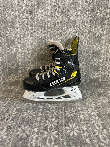 Used Junior Bauer Supreme M4 Hockey Skates Size 2.5 EE