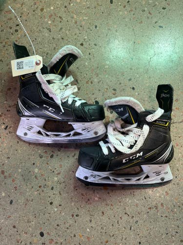 Used Junior CCM Tacks 9070 Hockey Skates D&R (Regular) 3.0