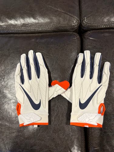 Syracuse team issued football gloves
