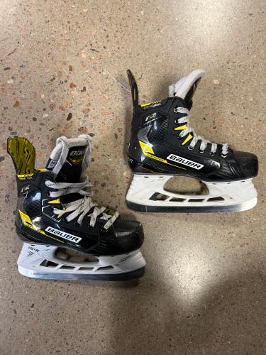 Used Junior Bauer Supreme M4 Hockey Skates D&R (Regular) 2.5