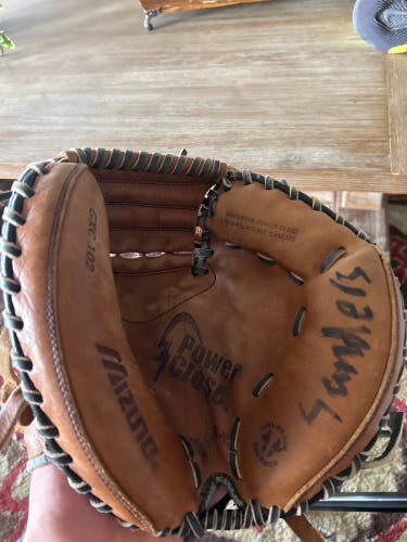 Right Hand Throw 32.5" Mizuno Catcher's Glove