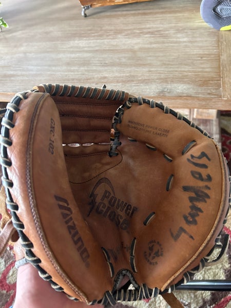 Right Hand Throw 32.5" Mizuno Catcher's Glove