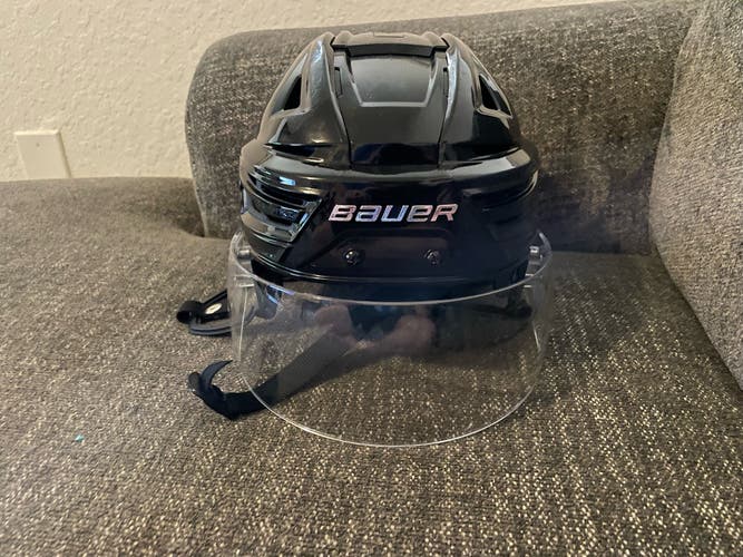 New Medium Bauer Re-Akt 150 Helmet