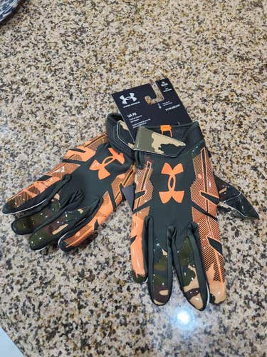 NWT adult Large UNDER ARMOUR/UA F8 RECEIVER FOOTBALL GLOVES, 1370840-310 SFIA