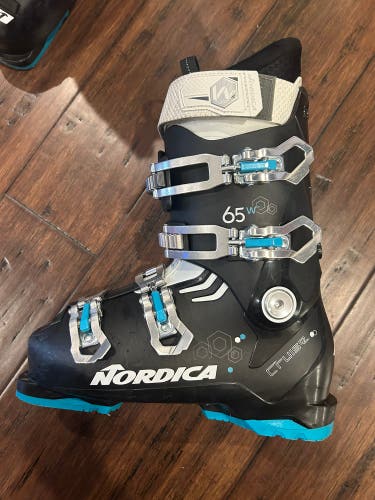 Womens Nordica Ski Boots size 25.5