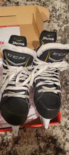 Junior Used CCM Tacks 9080 Hockey Skates Regular Width Size 2