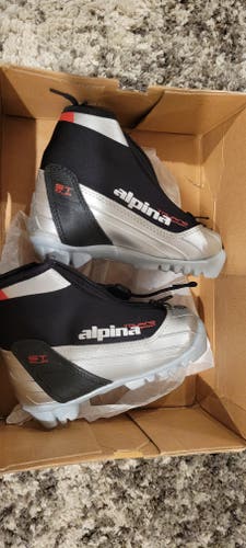 Size 11 Alpina st10 jr Cross Country Ski Boots