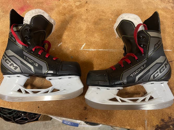 Youth CCM Regular Width 13 Tacks AS-550 Hockey Skates