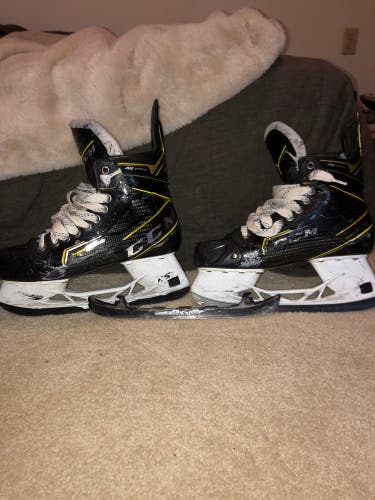 Senior CCM Regular Width 8.5 Super Tacks AS3 Pro Hockey Skates