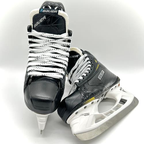 Intermediate New Bauer Supreme 2S Pro Hockey Skates Regular Width Pro Stock Size 4
