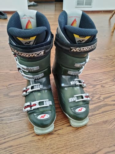Used Nordica W 8 Ski Boots