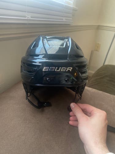 New Medium Bauer  Re-Akt 150 Helmet