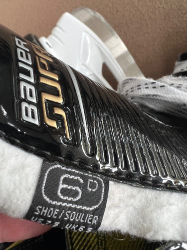 New Intermediate Bauer Supreme 2S Hockey Skates Regular Width 6