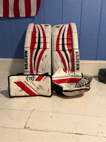 28" Vaughn Velocity V7 Goalie leg pads with warrior rg4 yth glove and blocker