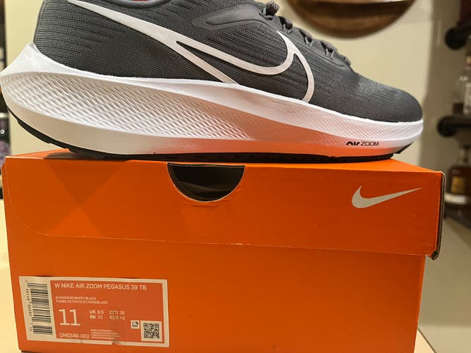 Nike Women’s Air Zoom Pegasus 39 - Gunsmoke - Size 11
