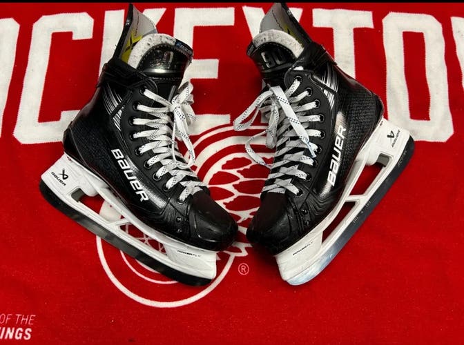 Detroit Red Wings NHL Pro Stock Black Bauer Hyperlite 2 Skates 8.5 Made Canada