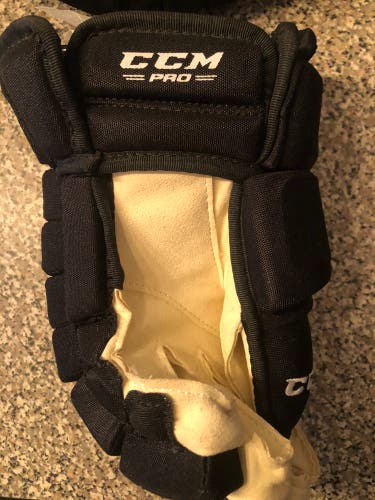 Ice hockey gloves