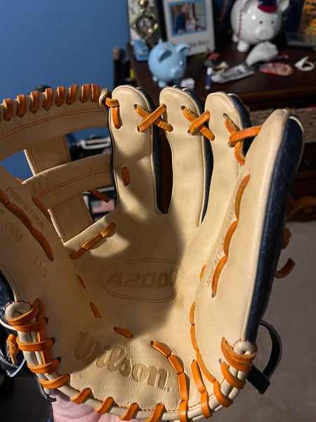 Jose Altuve Wilson A2000 game model | SidelineSwap | Buy and Sell