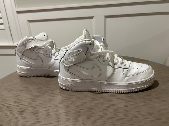 White Used Size 7.0 (Women's 8.0) Nike Air Force 1 Shoes