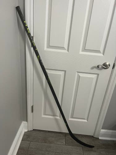 Intermediate Right Handed P92 65f Agent Hockey Stick