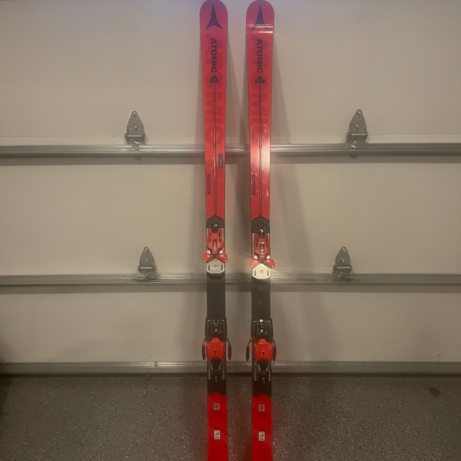 Used Women's 2019 Atomic 188 cm Racing Redster FIS GS Skis With Bindings Max Din 20