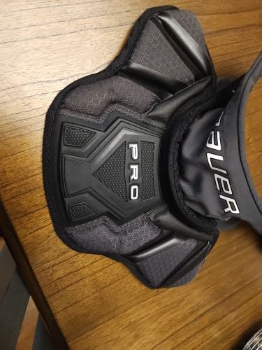 BAUER PRO GOALIE NECK GUARD - JUNIOR