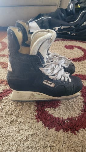 Used Senior Bauer Supreme 2000 Hockey Skates Regular Width 11