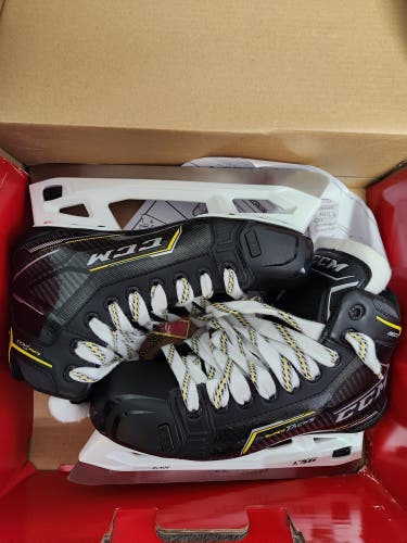 Junior New CCM Super Tacks 9370 Hockey Goalie Skates Regular Width Size 5.5