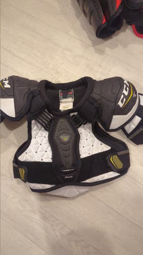 Junior Used Small CCM Tacks 4052 Shoulder Pads