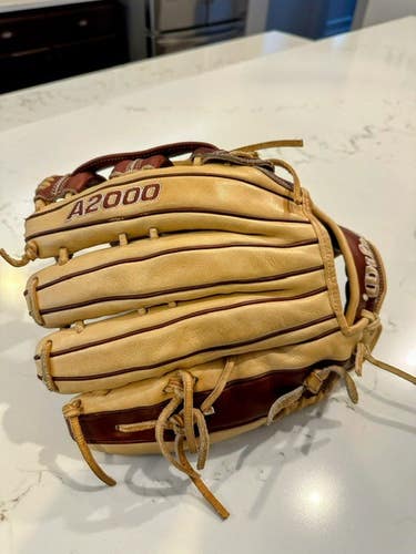 IMMACULATE - Used 2021 Wilson Right Hand Throw Outfield A2000 Baseball Glove 12.75"