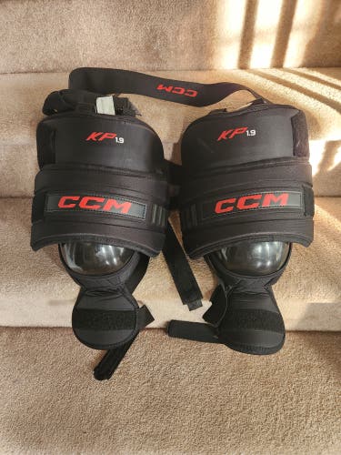 CCM Goalie Knee Guards & Belt- SR