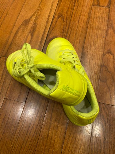 Yellow Used Men's 1.5 (Women's 2.5) Nike MagistaX Proximo IC Cleats